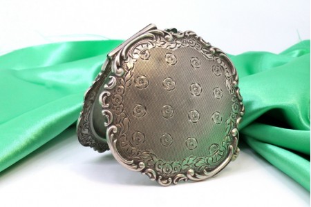  Caixa de toilette em prata guilhochada e cinzelada, espelho no interior 